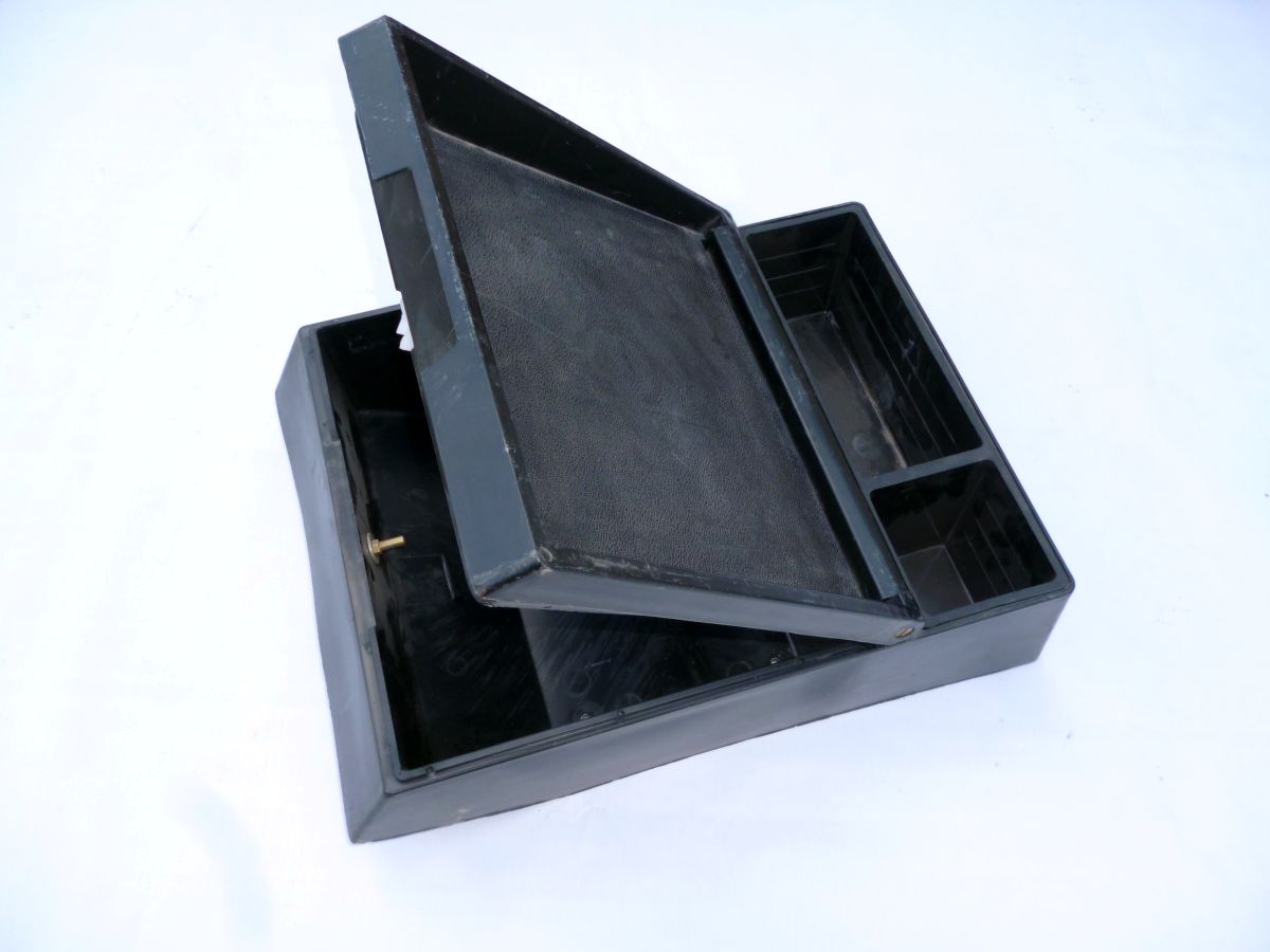 Ящик маз. Маз 5551 аккумуляторный ящик. Ящик инструментальный 500а-8507011. Инструментальный ящик для маз-5340. Ящик маз.