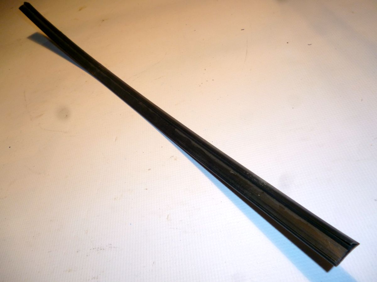 Козырек на кабину на маз 6430 простор. Уплотнитель опускного стекла маз 5336. Уплотнитель опускного стекла маз 5336. Лобовое стекло маз 5440. Стекло лобовое маз 5440 размеры.